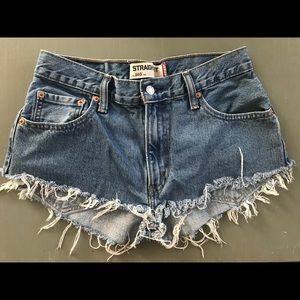 LEVI CUT OFF SHORTS